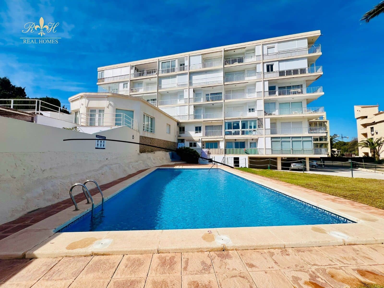 2 Zimmer Wohnung zu vermieten in Albir mit Pool - 1.200 € (Ref: 8262804)