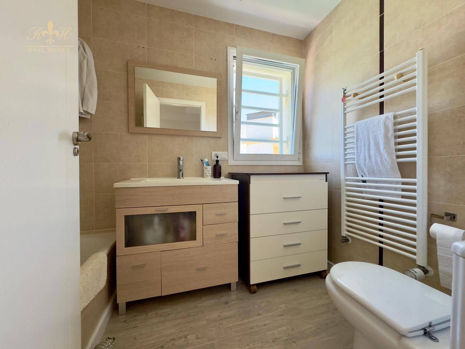 4 sypialnia Dom na sprzedaż w Alfaz del Pi / L'Alfas del Pi z basenem garażem - 598 000 € (Ref: 8427714)