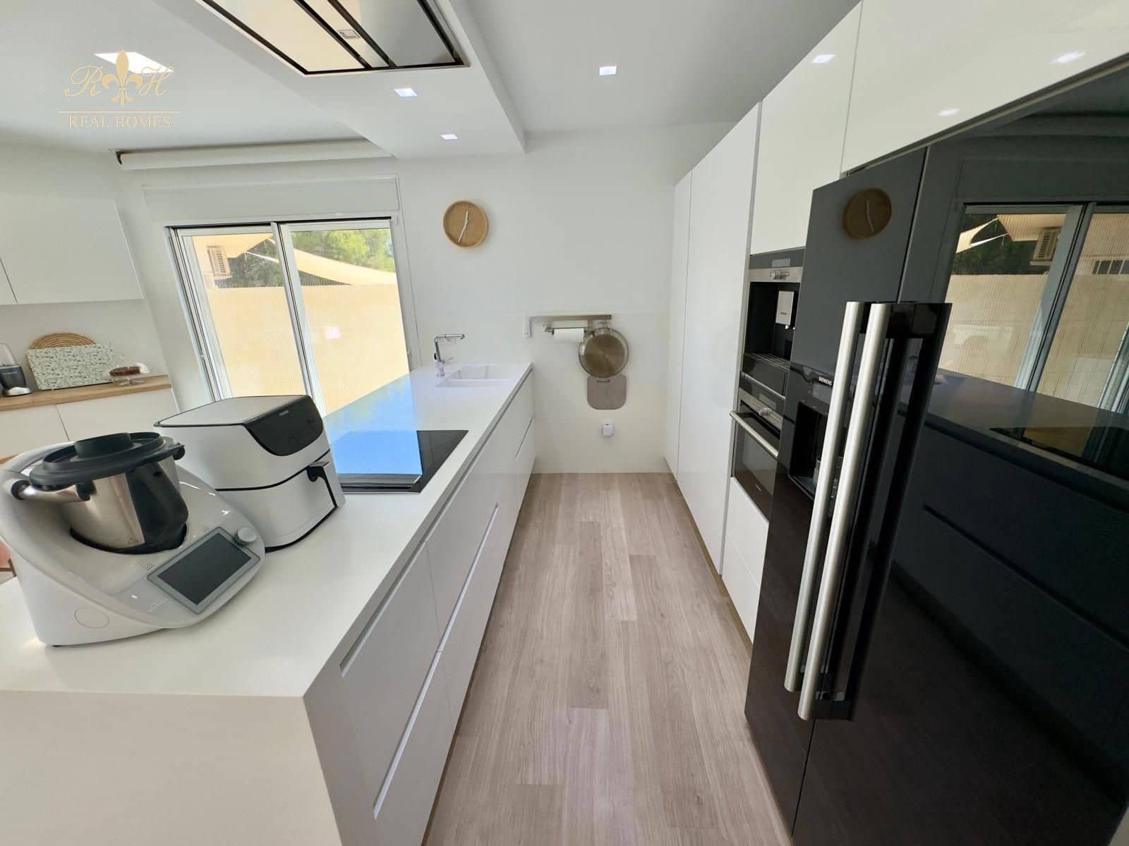 4 sypialnia Dom na sprzedaż w Alfaz del Pi / L'Alfas del Pi z basenem garażem - 598 000 € (Ref: 8427714)