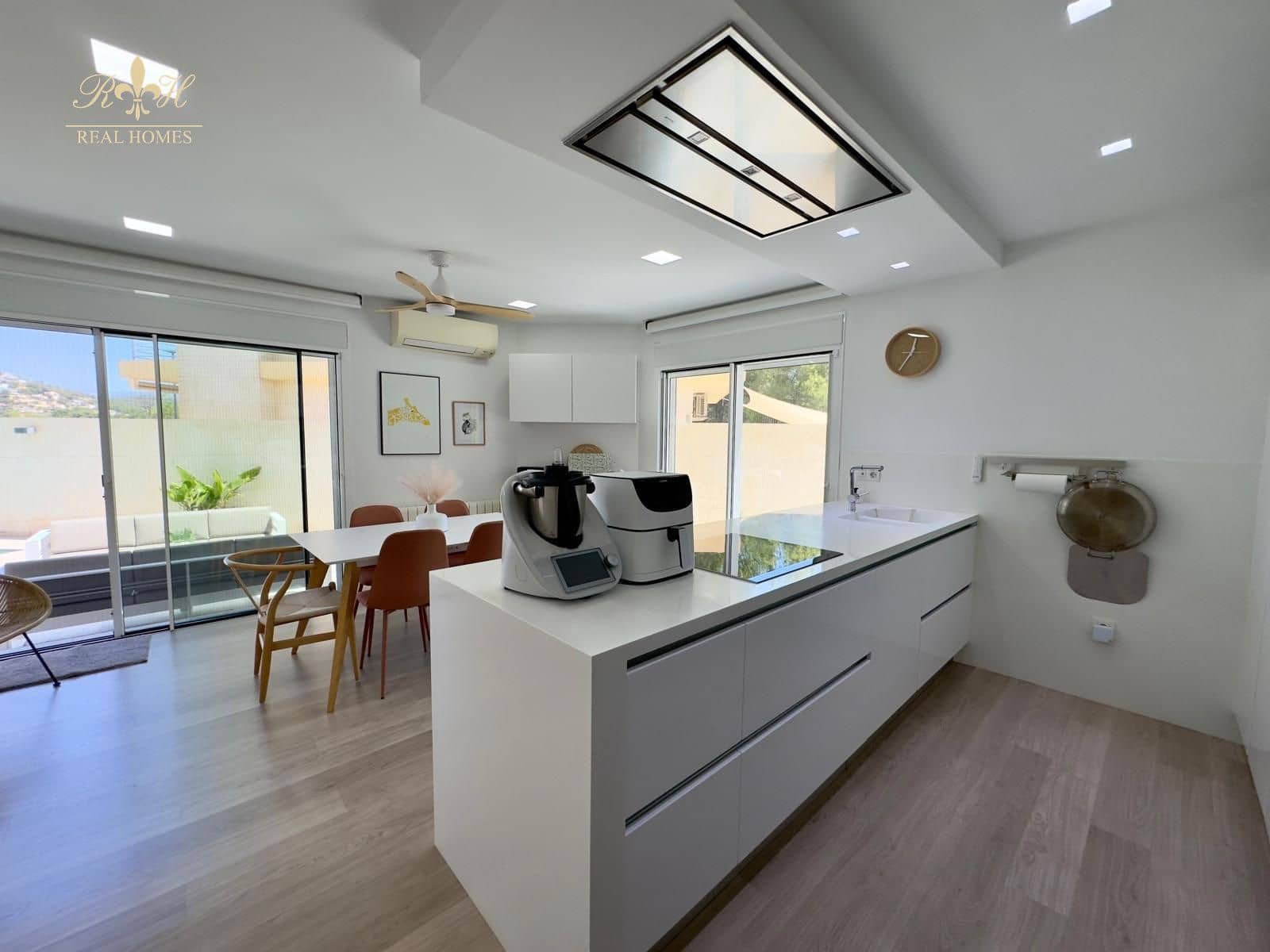 4 sypialnia Dom na sprzedaż w Alfaz del Pi / L'Alfas del Pi z basenem garażem - 598 000 € (Ref: 8427714)