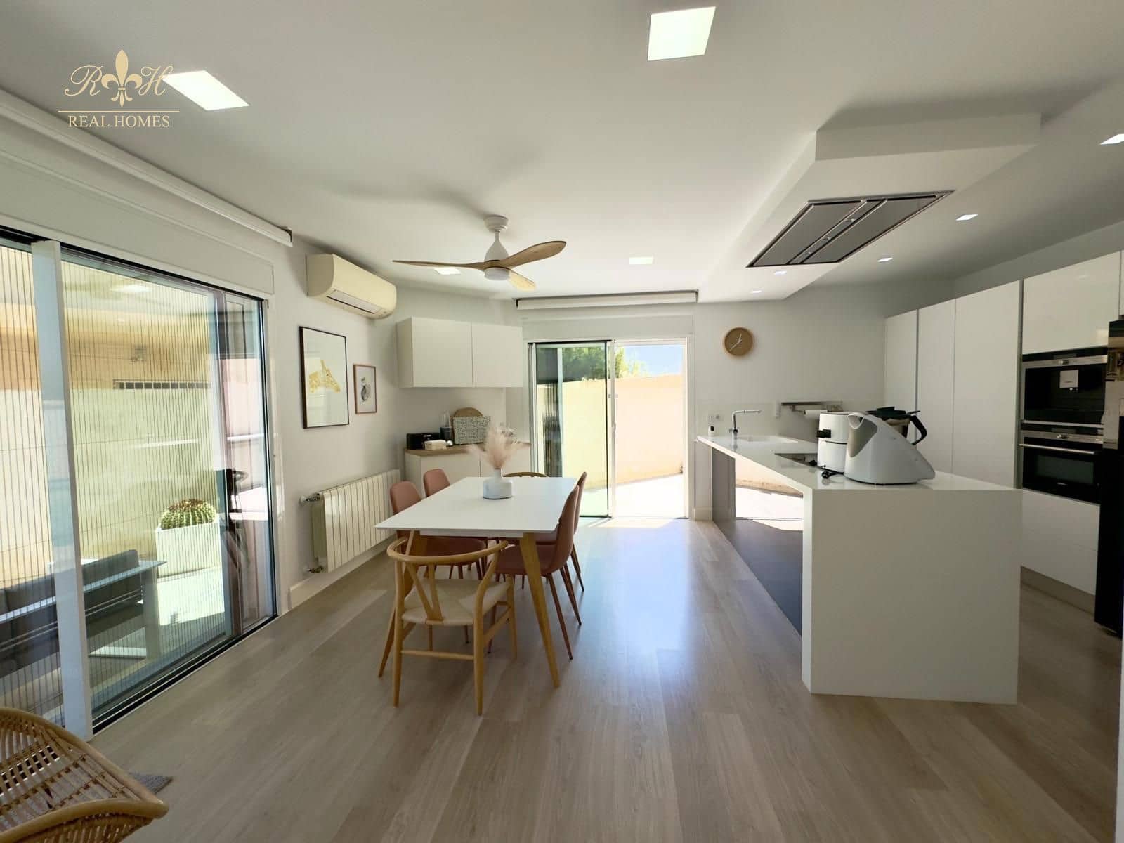 4 sypialnia Dom na sprzedaż w Alfaz del Pi / L'Alfas del Pi z basenem garażem - 598 000 € (Ref: 8427714)