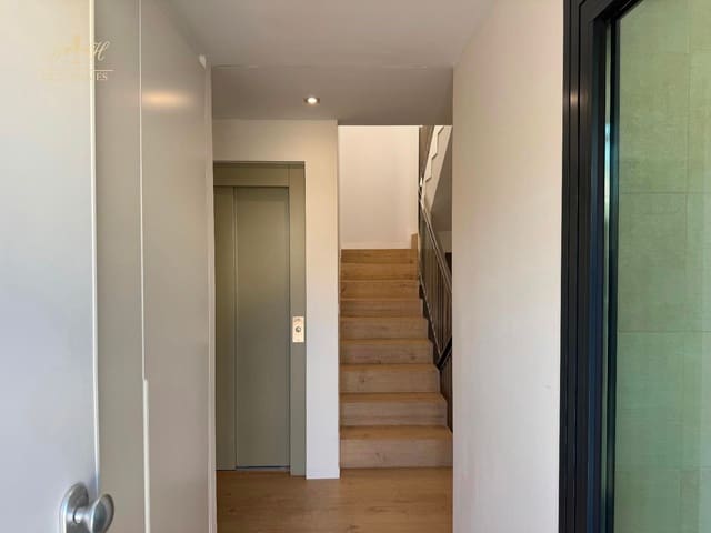 3 makuuhuone Omakotitalo myytävänä paikassa Albir, Alfaz del Pi / L'Alfàs del Pi mukana uima-altaan 
autotalli - 569 000 € (Ref: 9288402)