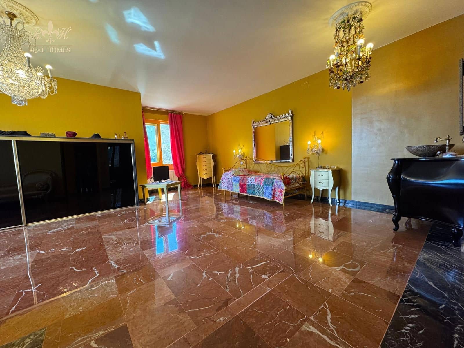 5 bedroom Villa for sale in Benidorm with garage - € 2,650,000 (Ref: 9361002)