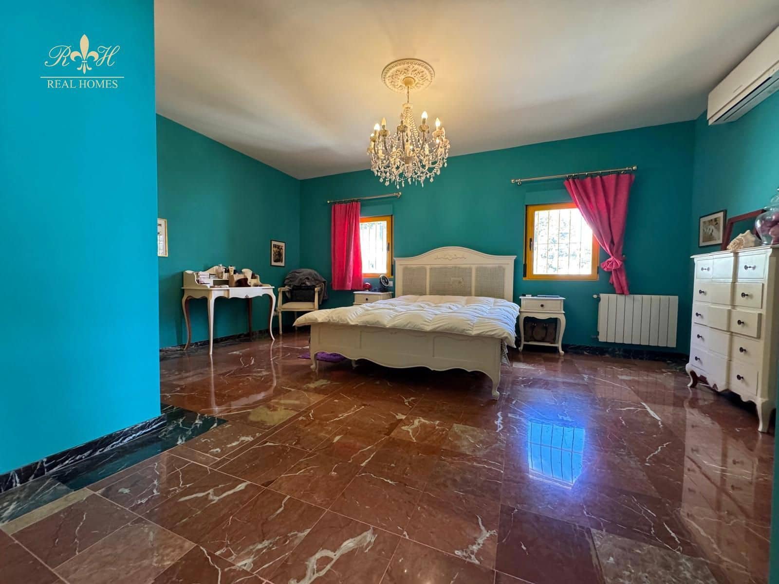 5 bedroom Villa for sale in Benidorm with garage - € 2,650,000 (Ref: 9361002)