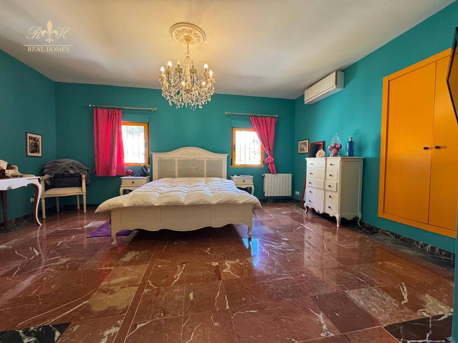 5 bedroom Villa for sale in Benidorm with garage - € 2,650,000 (Ref: 9361002)