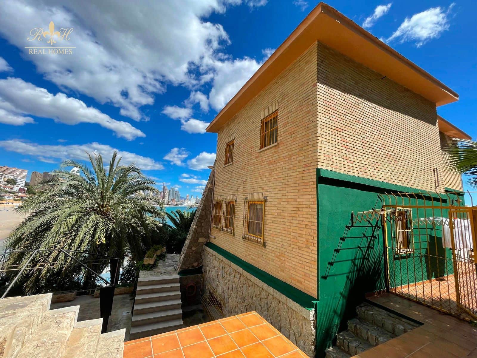 5 bedroom Villa for sale in Benidorm with garage - € 2,650,000 (Ref: 9361002)