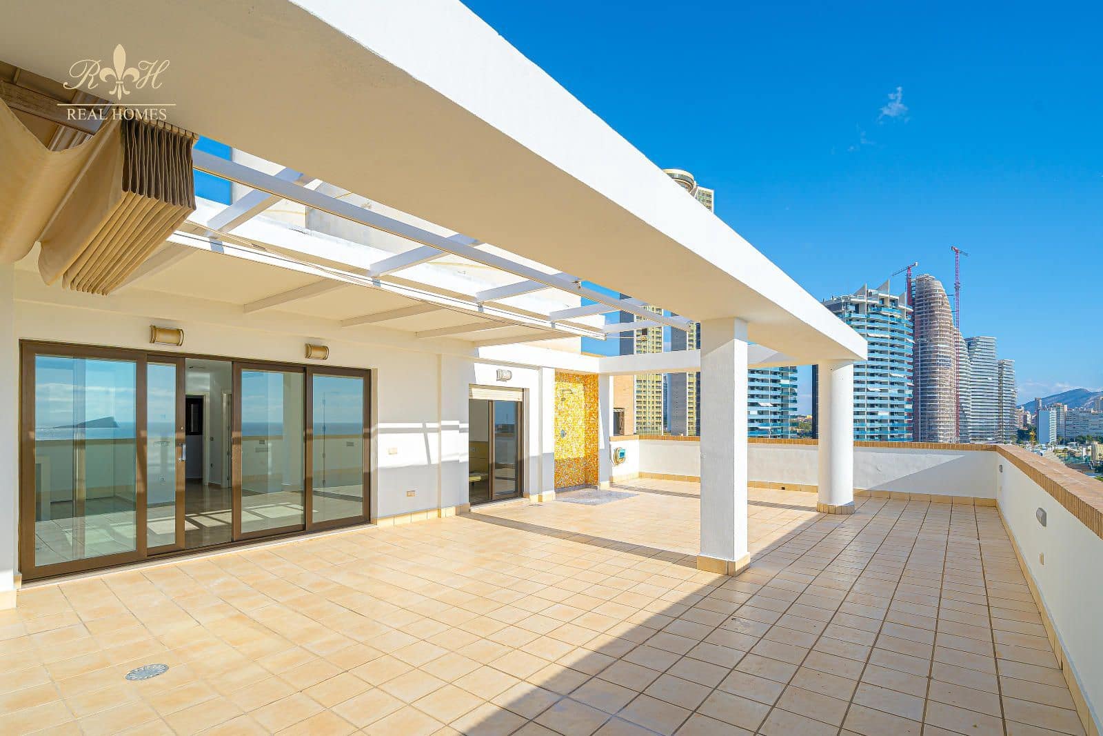 4 soverom Penthouse til salgs i Benidorm med svømmebasseng garasje - € 1 190 000 (Ref: 9452432)