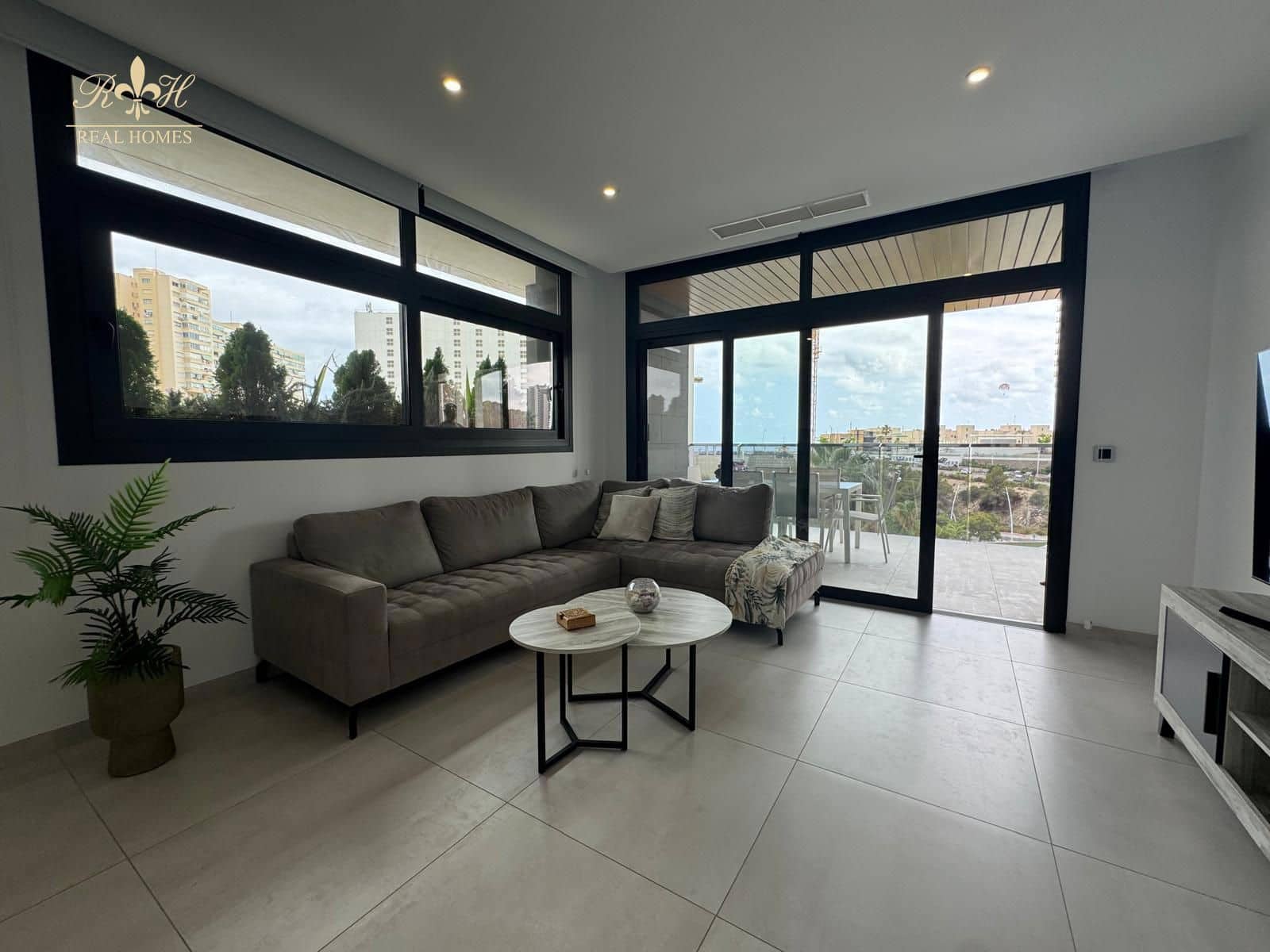 3 bedroom Flat for sale in Benidorm with pool garage - € 649,000 (Ref: 9473299)