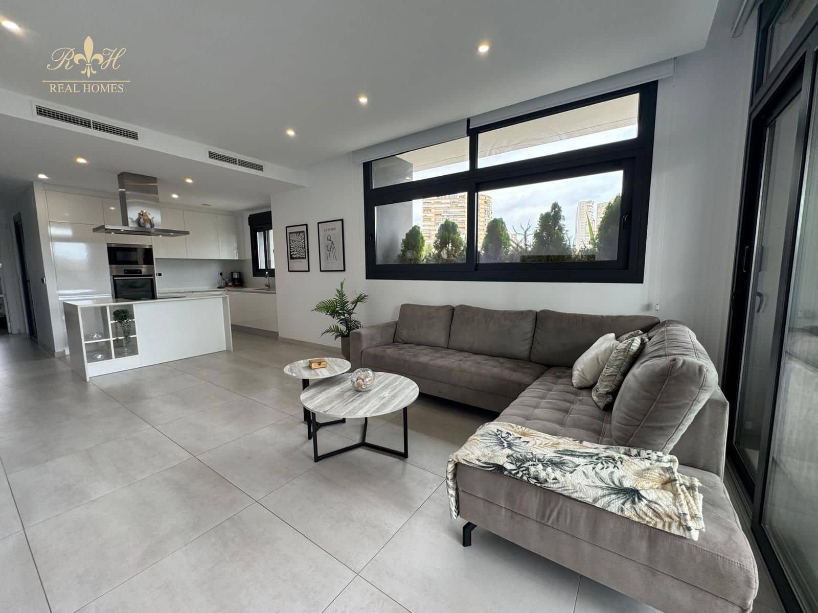 3 bedroom Flat for sale in Benidorm with pool garage - € 649,000 (Ref: 9473299)