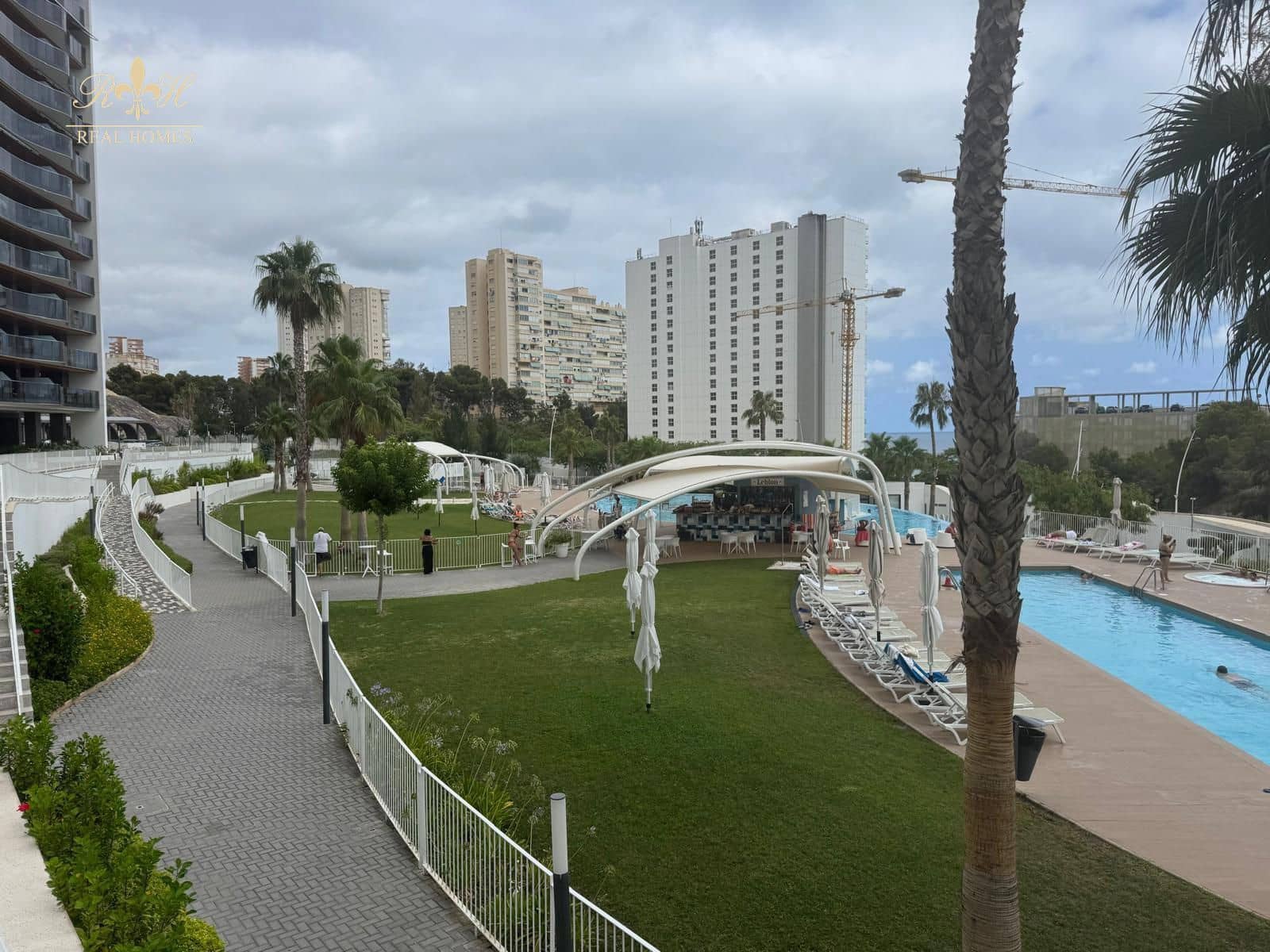 3 bedroom Flat for sale in Benidorm with pool garage - € 649,000 (Ref: 9473299)