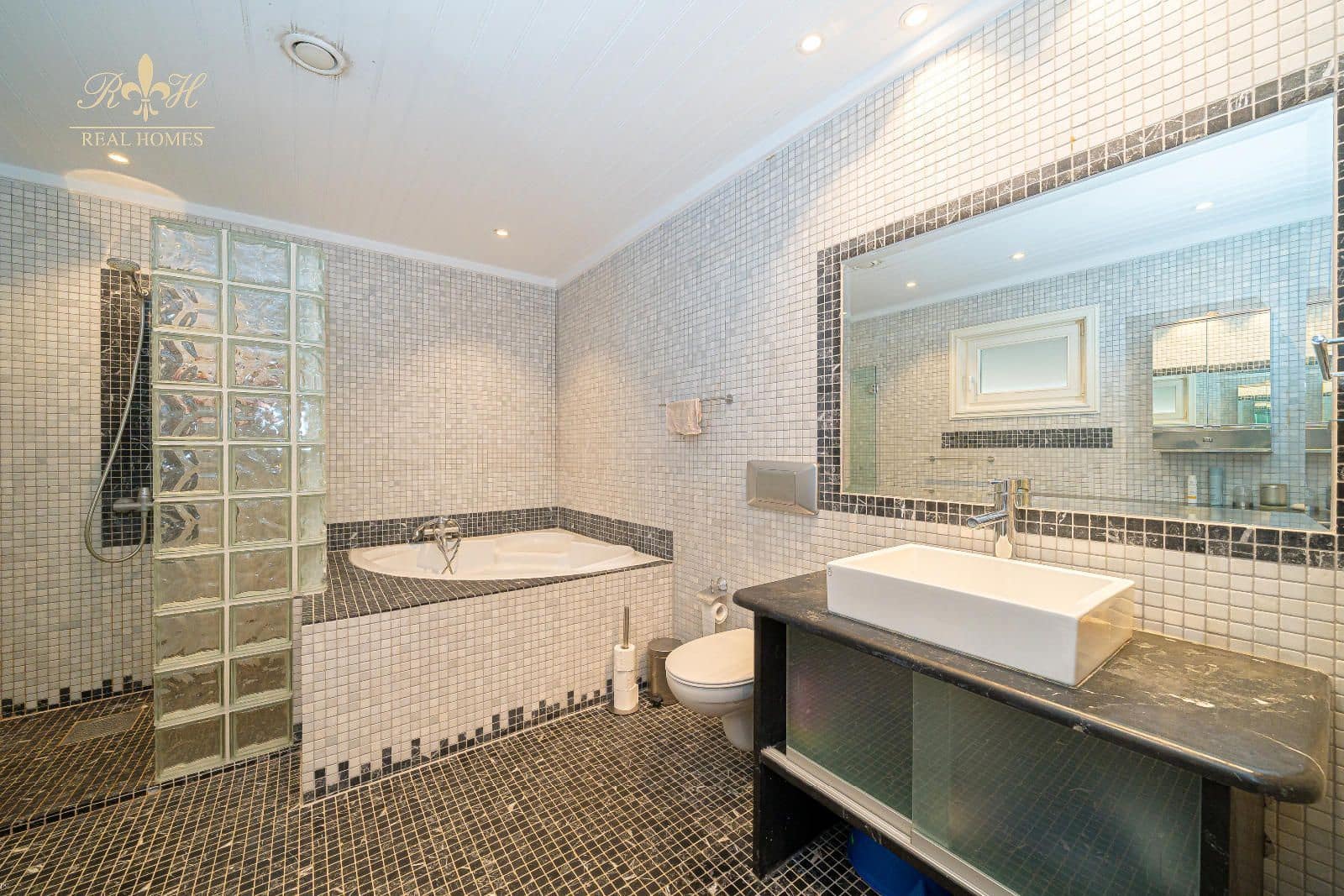 2 bedroom Penthouse for sale in Altea with garage - € 1,999,000 (Ref: 9575038)