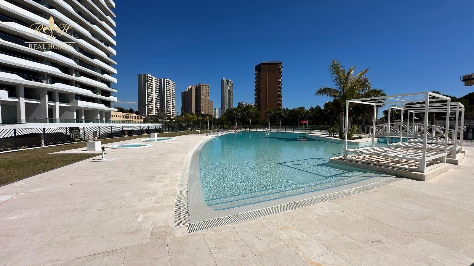 2 soverom Leilighet til salgs i Benidorm med svømmebasseng garasje - € 615 000 (Ref: 9720303)