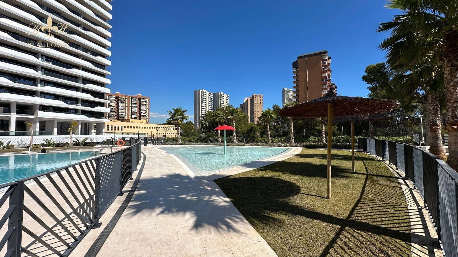 2 soverom Leilighet til salgs i Benidorm med svømmebasseng garasje - € 615 000 (Ref: 9720303)