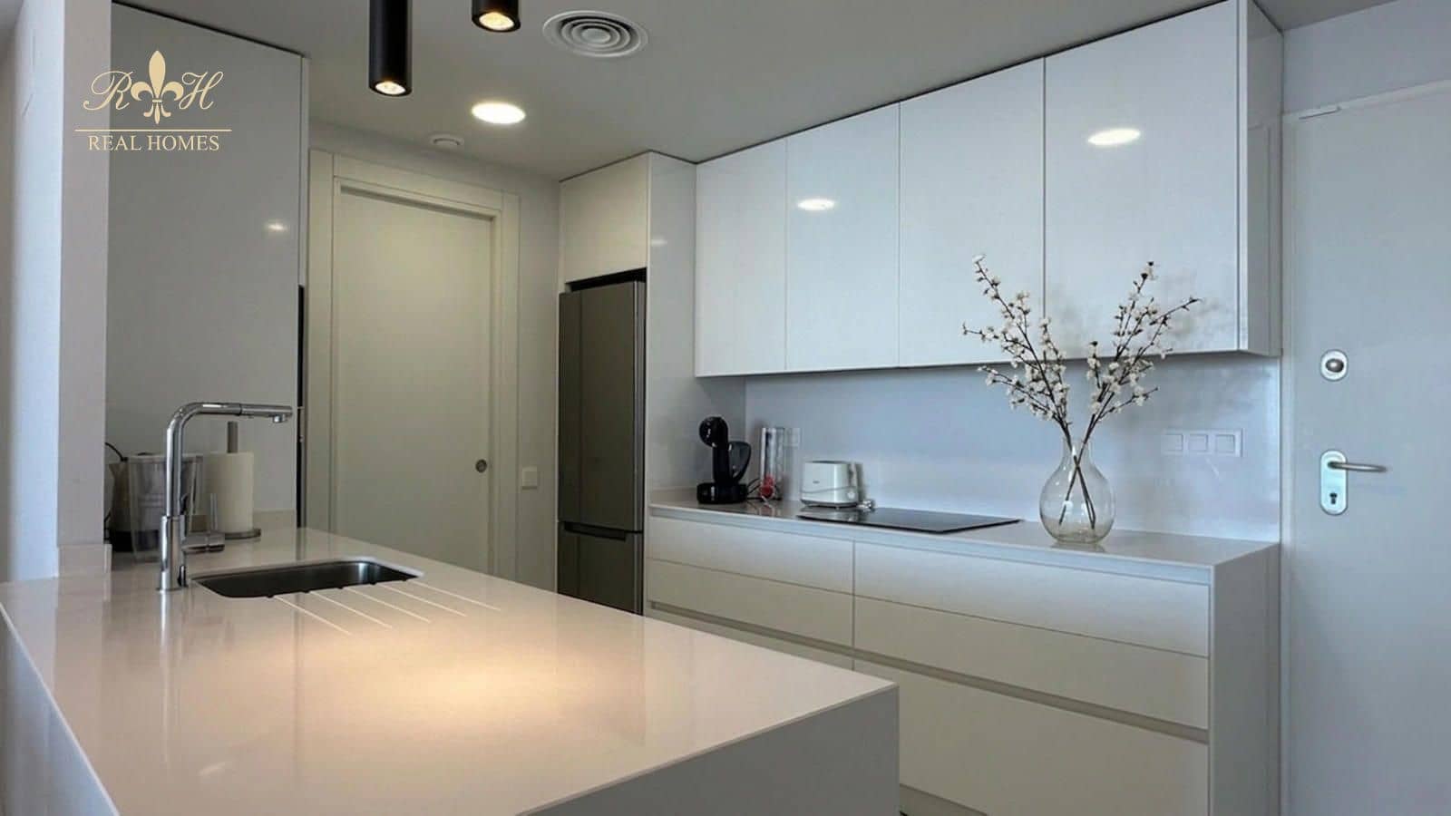 2 bedroom Flat for sale in Benidorm with pool garage - € 620,000 (Ref: 9720304)