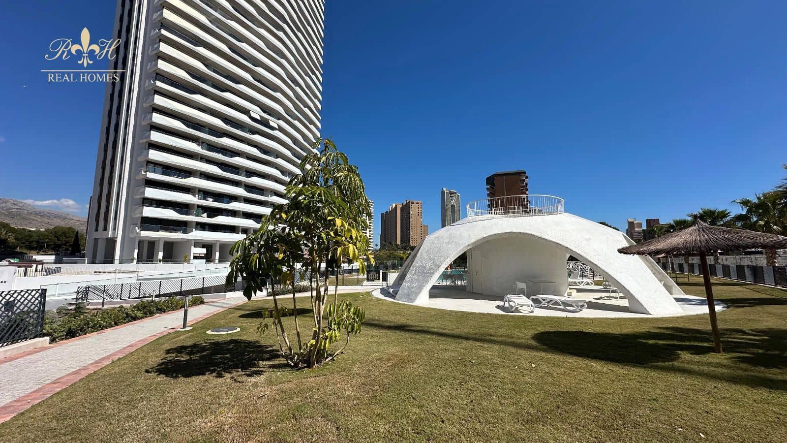 2 bedroom Flat for sale in Benidorm with pool garage - € 620,000 (Ref: 9720304)