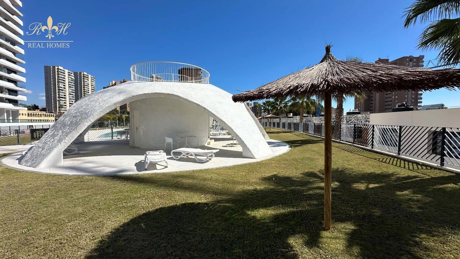 2 bedroom Flat for sale in Benidorm with pool garage - € 620,000 (Ref: 9720304)