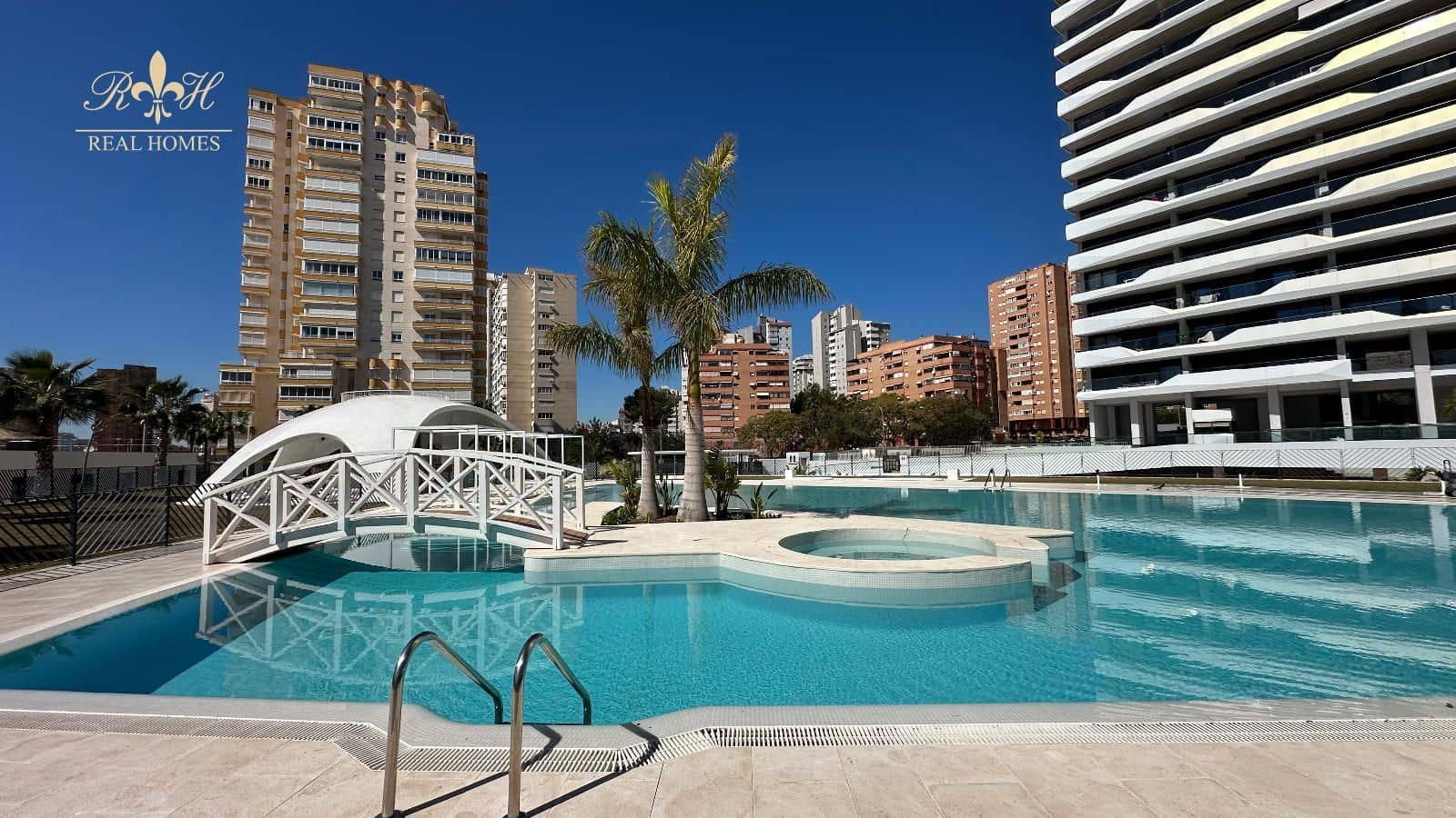2 bedroom Flat for sale in Benidorm with pool garage - € 620,000 (Ref: 9720304)