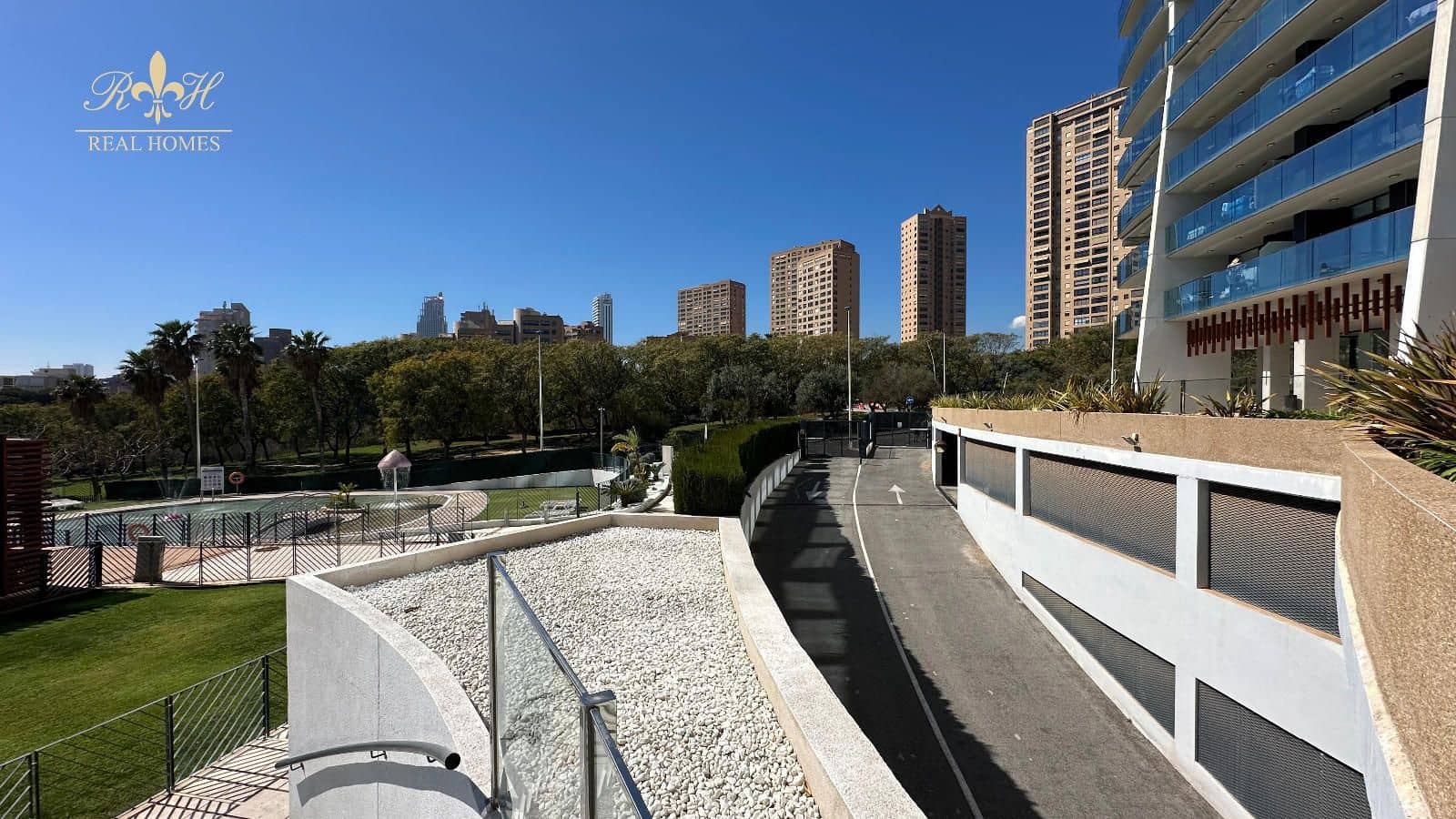 2 soverom Leilighet til salgs i Benidorm med svømmebasseng garasje - € 599 000 (Ref: 9720305)