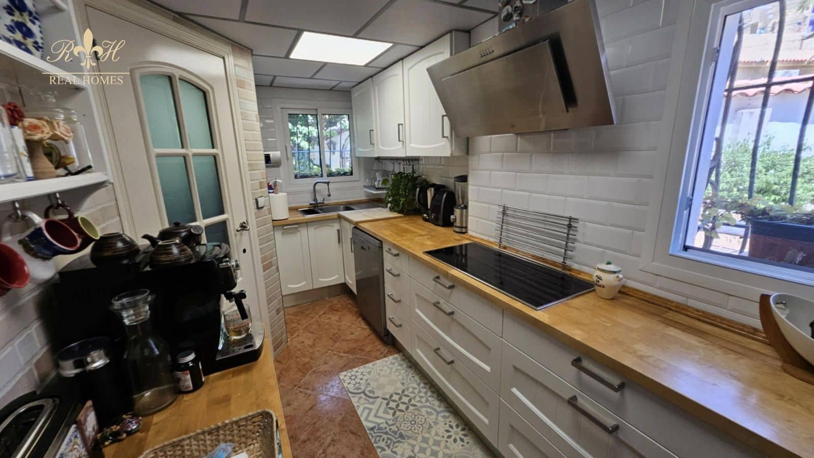 4 makuuhuone Huvila myytävänä paikassa La Nucia mukana uima-altaan 
autotalli - 445 000 € (Ref: 9794996)