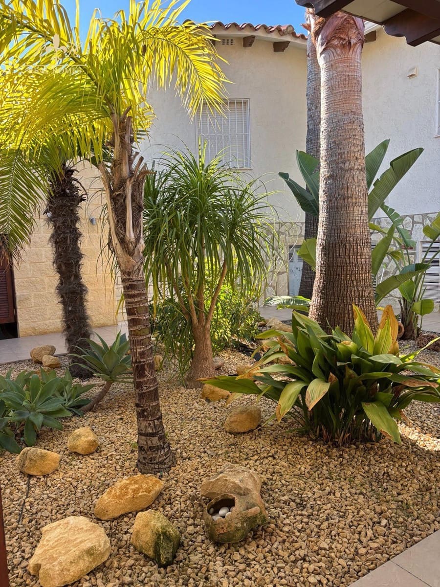 5 bedroom Townhouse for sale in Alfaz del Pi / L'Alfas del Pi with pool garage - € 595,000 (Ref: 9877223)