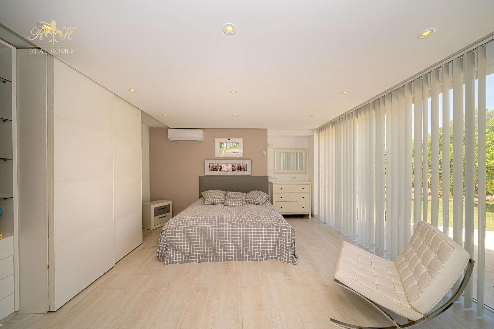7 bedroom Villa for sale in Albir with pool garage - € 3,500,000 (Ref: 9927819)