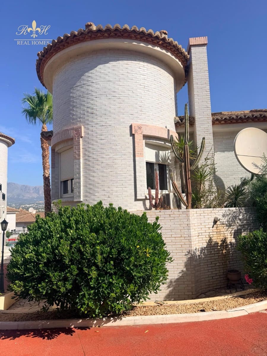 5 soveværelse Byhus til salg i Albir med swimmingpool garage - € 445.000 (Ref: 9937307)