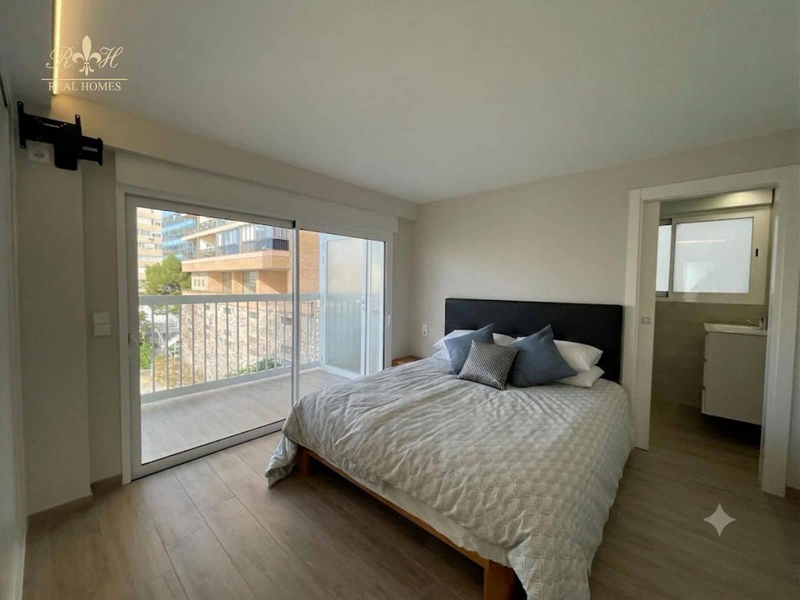 2 sovrum Lägenhet till salu i Benidorm med pool garage - 639 000 € (Ref: 9983887)
