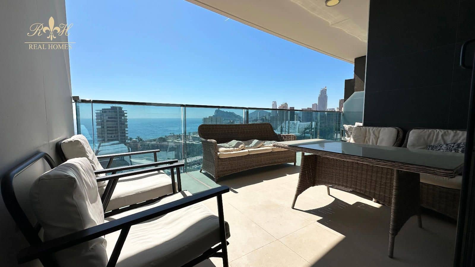 2 bedroom Flat for rent in Benidorm with pool garage - € 2,150 (Ref: 9987319)
