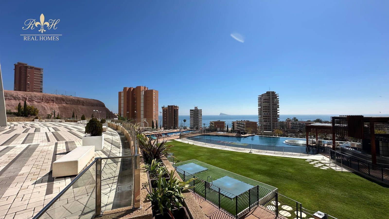 2 bedroom Flat for rent in Benidorm with pool garage - € 2,150 (Ref: 9987319)