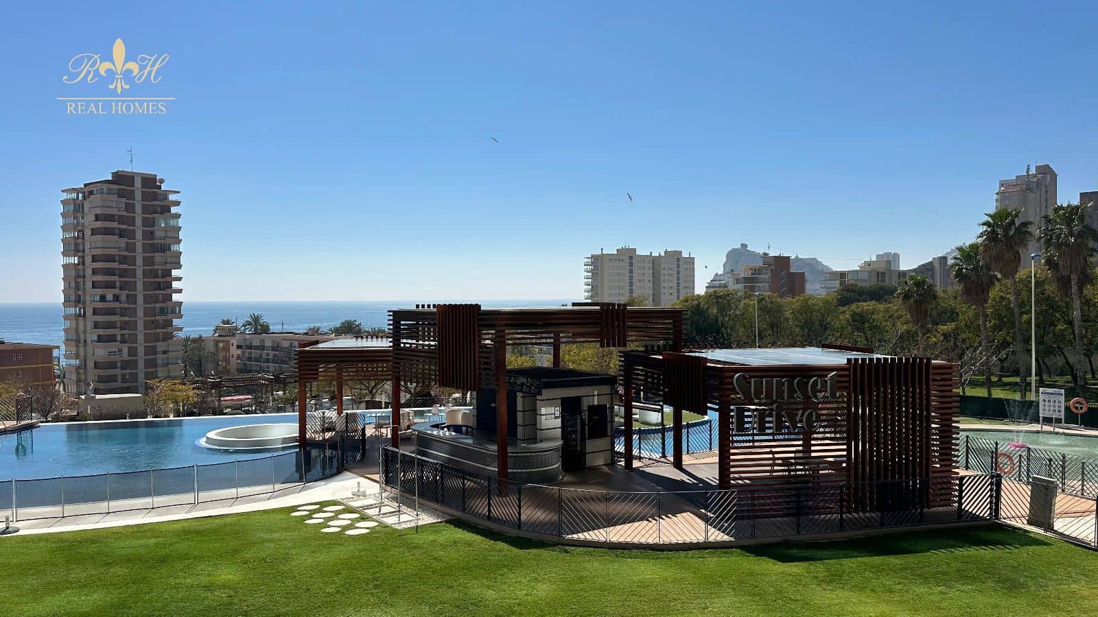2 bedroom Flat for rent in Benidorm with pool garage - € 2,150 (Ref: 9987319)