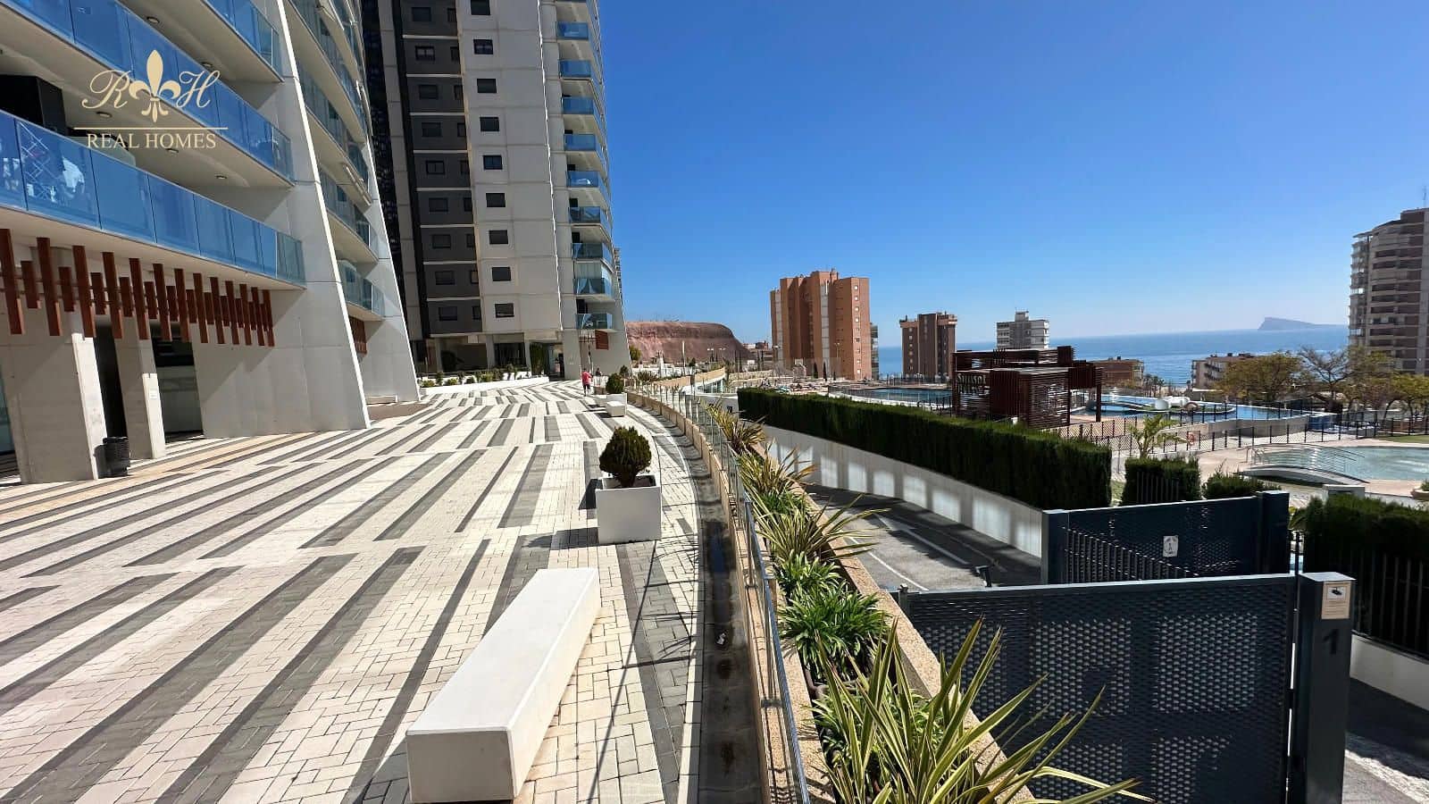 2 bedroom Flat for rent in Benidorm with pool garage - € 2,150 (Ref: 9987319)