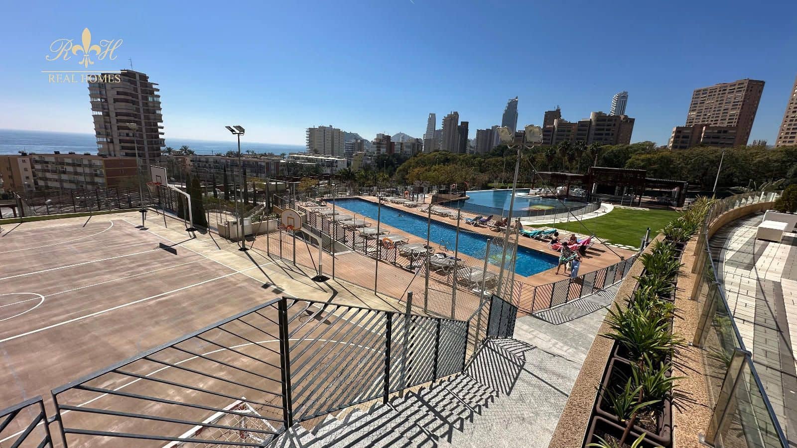 2 bedroom Flat for rent in Benidorm with pool garage - € 2,150 (Ref: 9987319)