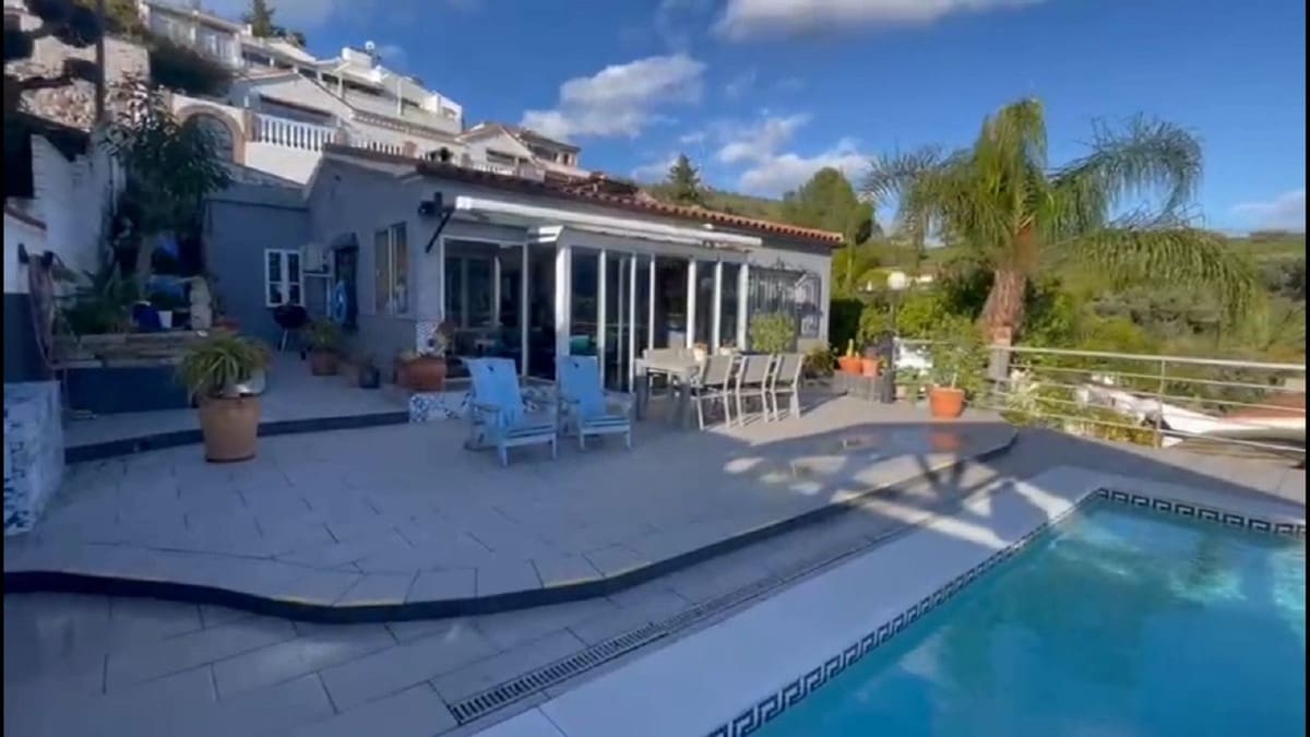 2 soverom Villa til salgs i Coin med svømmebasseng garasje - € 429 500 (Ref: 9891123)