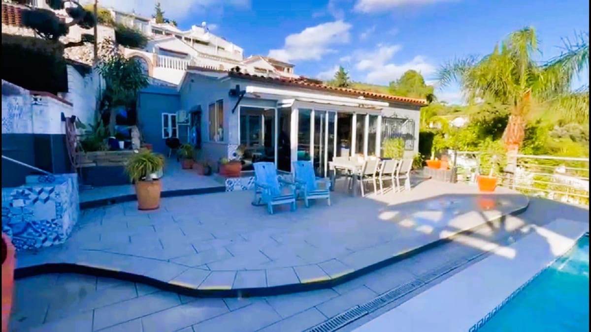 2 soverom Villa til salgs i Coin med svømmebasseng garasje - € 429 500 (Ref: 9891123)