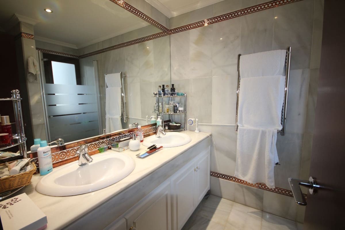 Casa de 5 habitaciones en Marbella en venta con piscina garaje - 850.000 € (Ref: 9918853)