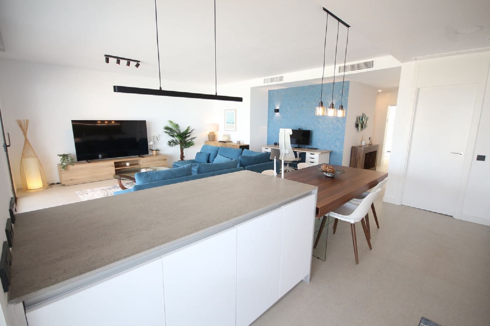 3 quarto Apartamento para arrendar em Los Monteros com piscina garagem - 3 750 € (Ref: 9925203)
