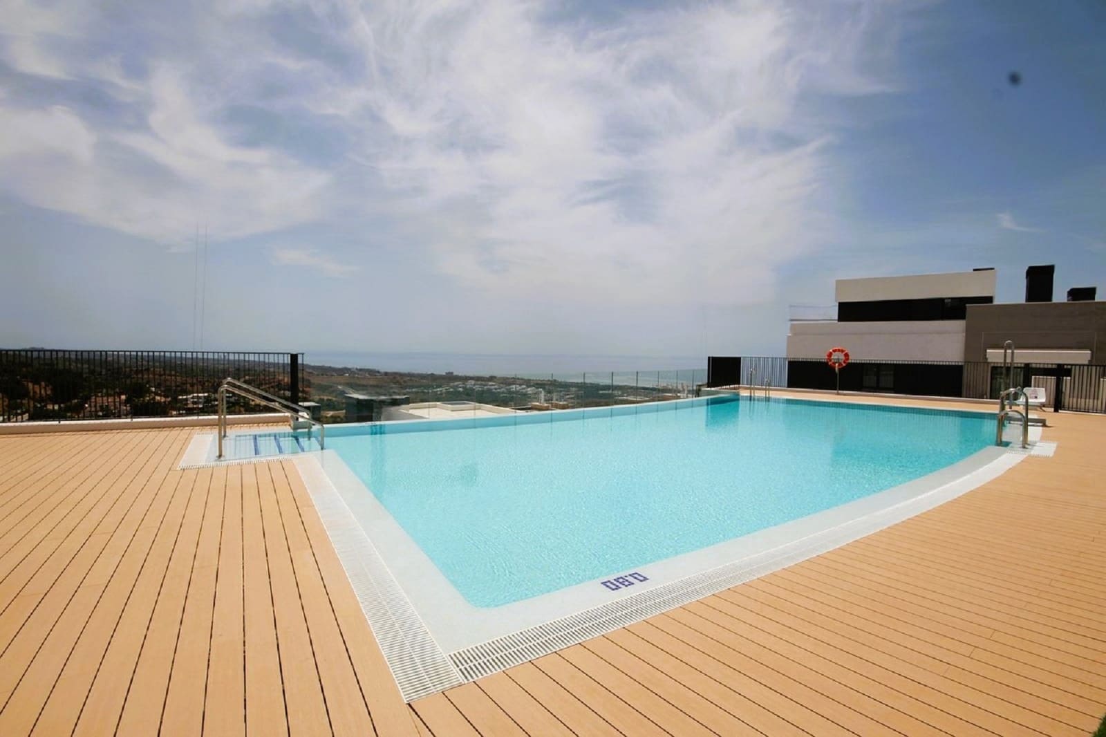 3 quarto Apartamento para arrendar em Los Monteros com piscina garagem - 3 750 € (Ref: 9925203)