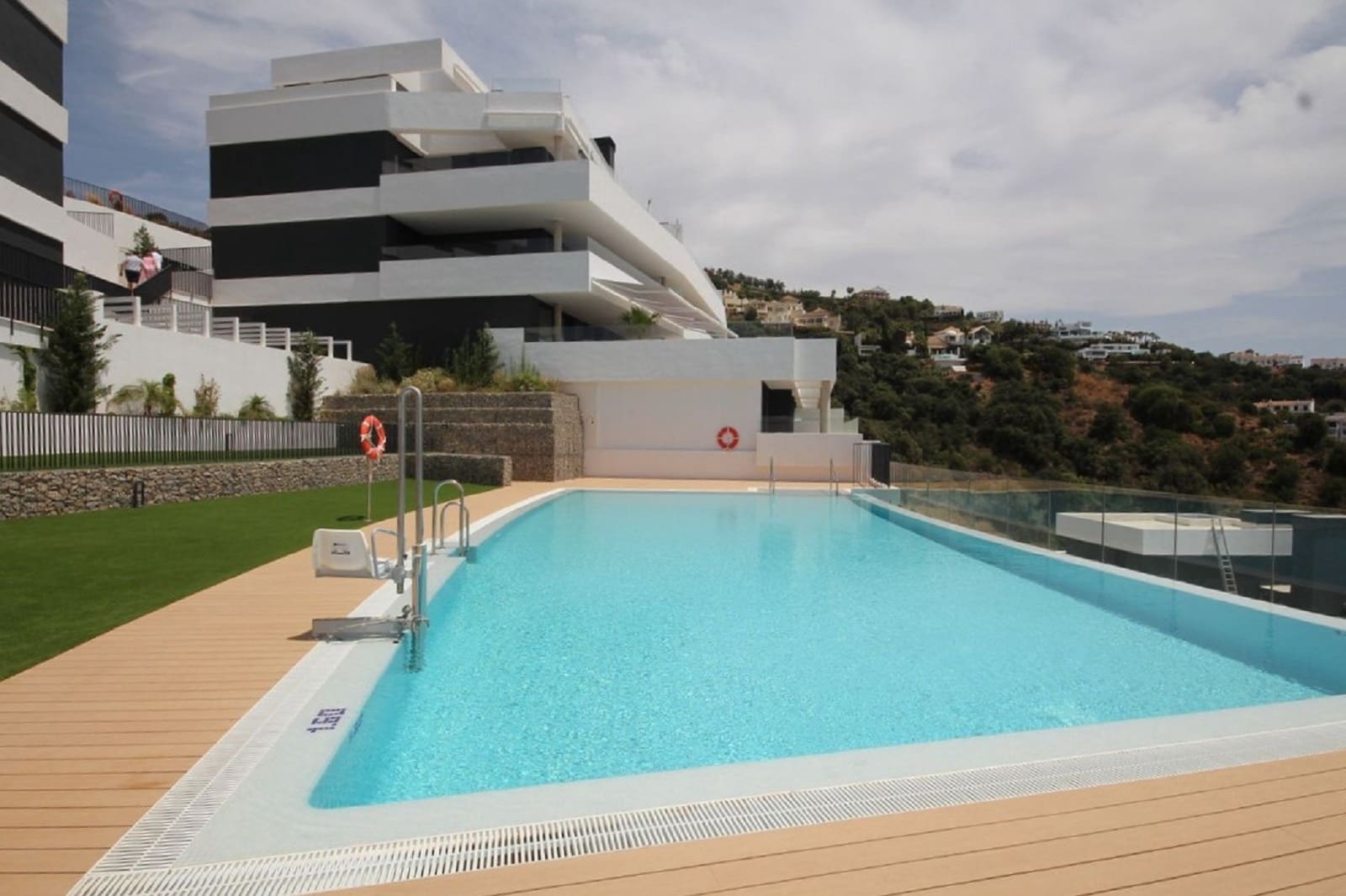 3 quarto Apartamento para arrendar em Los Monteros com piscina garagem - 3 750 € (Ref: 9925203)