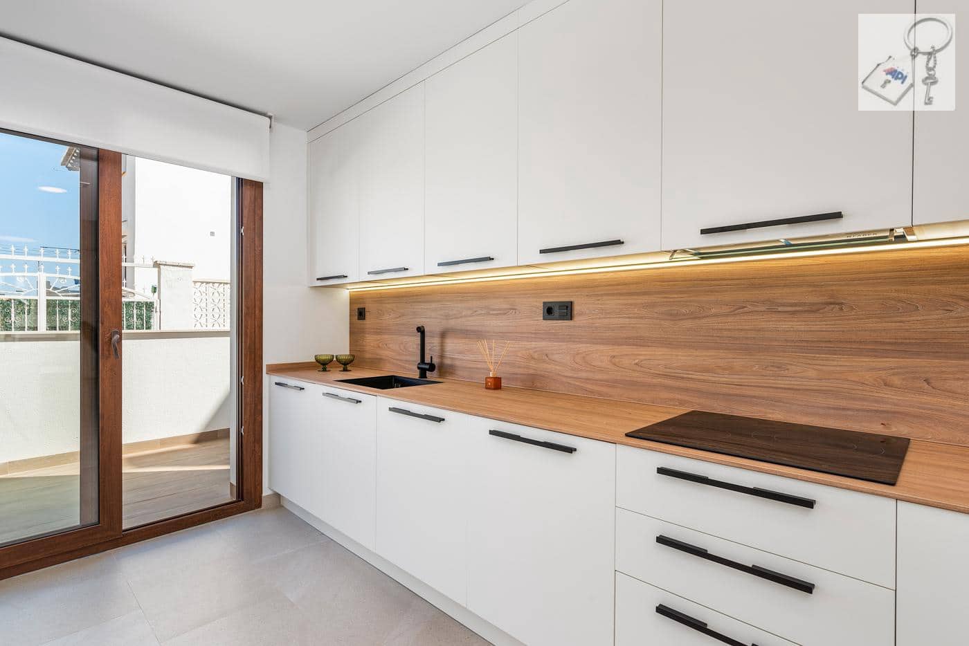 3 slaapkamer Strandappartement te koop in Torrevieja met zwembad garage - € 310.000 (Ref: 10021946)