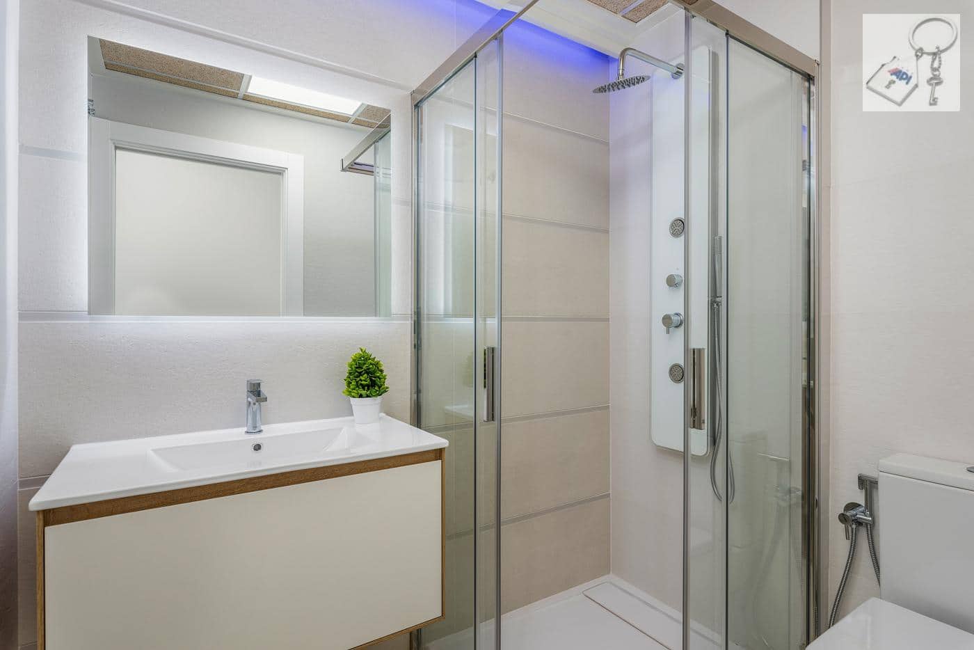 3 sypialnia Apartament przy plaży na sprzedaż w Torrevieja z basenem garażem - 330 000 € (Ref: 10021947)