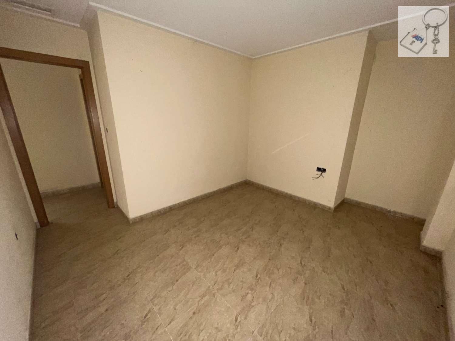 Piso de 3 habitaciones en Crevillente / Crevillent en venta - 80.000 € (Ref: 10057954)