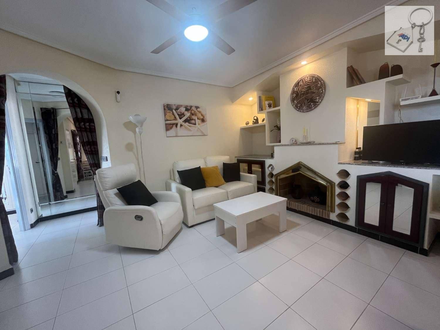 2 soveværelse Strandlejlighed til salg i Torrevieja med swimmingpool - € 175.000 (Ref: 10123386)