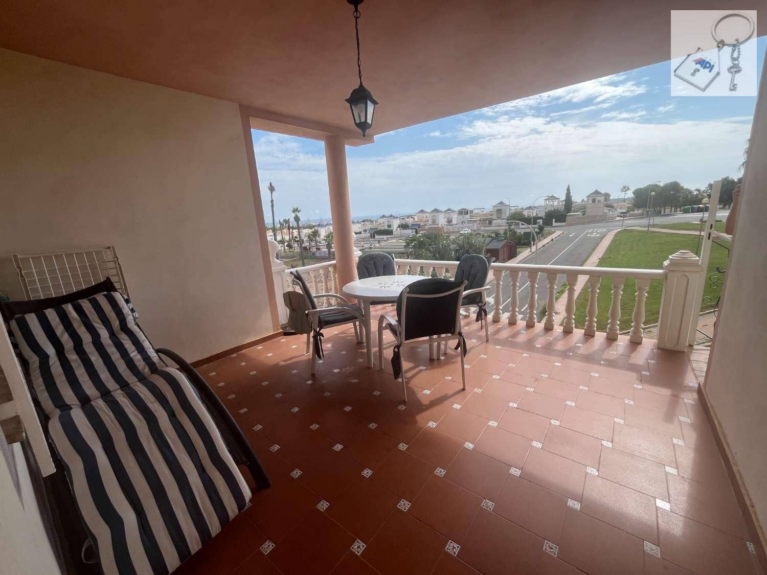 2 soveværelse Strandlejlighed til salg i Torrevieja med swimmingpool - € 175.000 (Ref: 10123386)