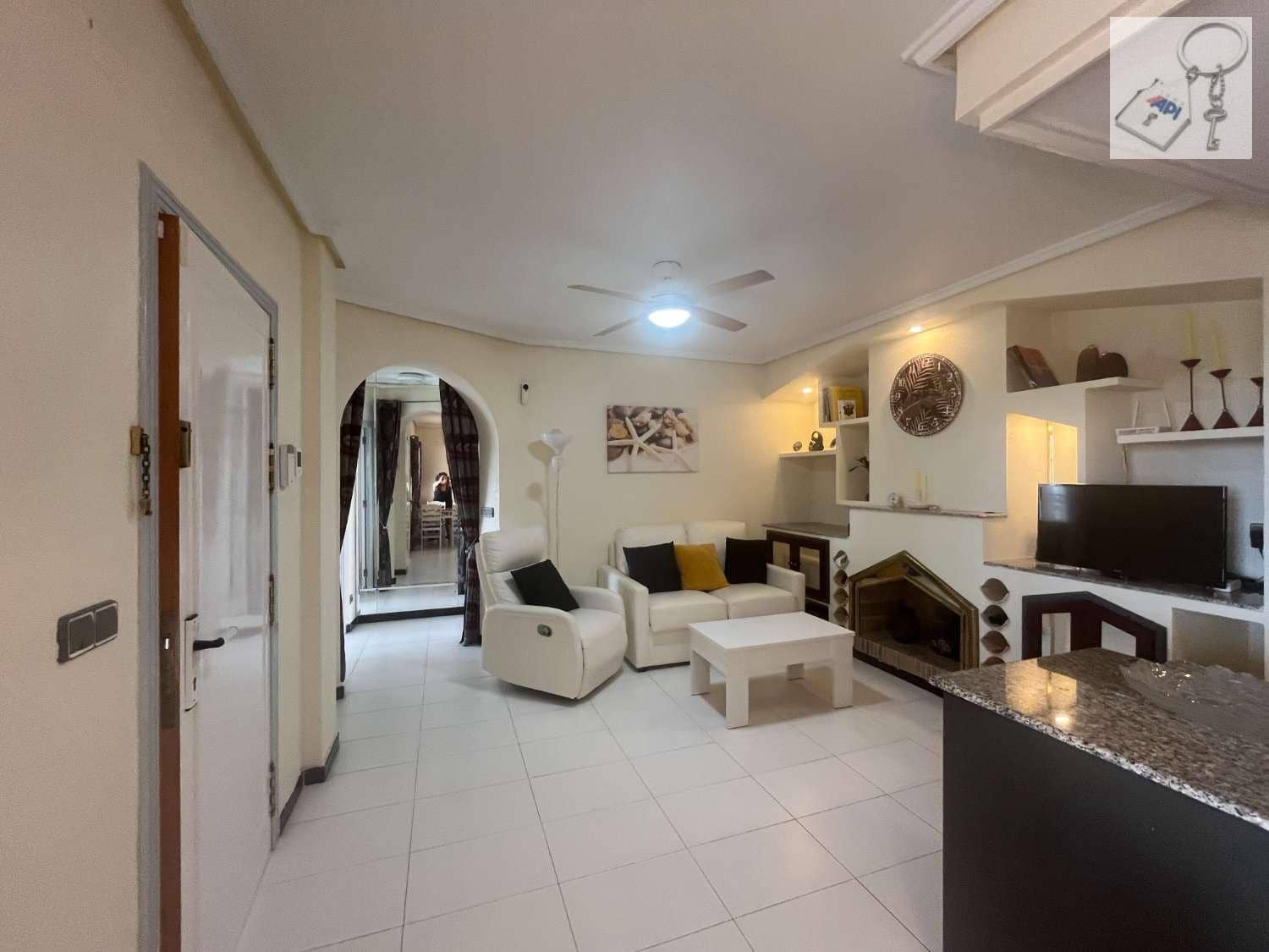2 soveværelse Strandlejlighed til salg i Torrevieja med swimmingpool - € 175.000 (Ref: 10123386)