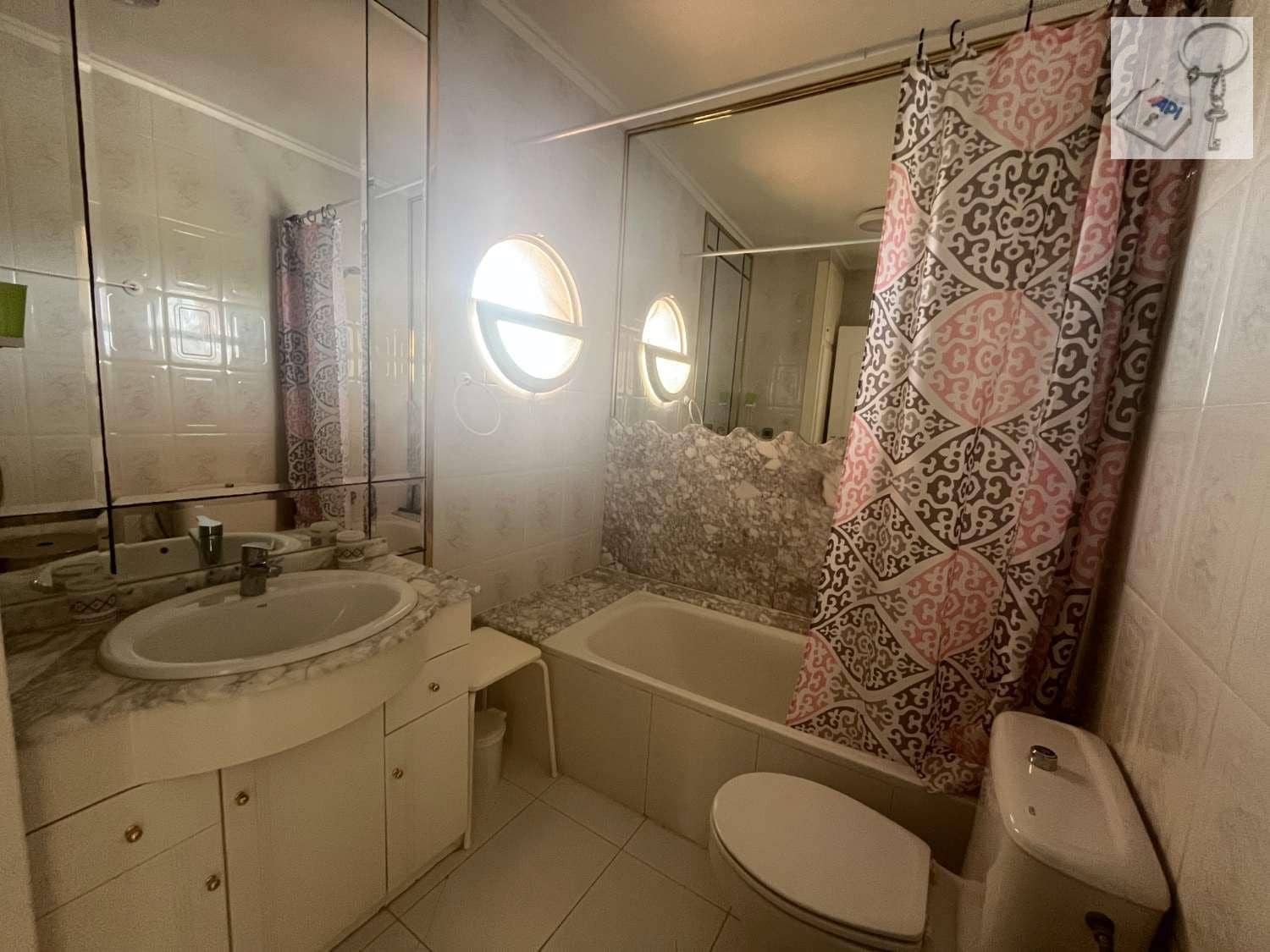 2 soveværelse Strandlejlighed til salg i Torrevieja med swimmingpool - € 175.000 (Ref: 10123386)