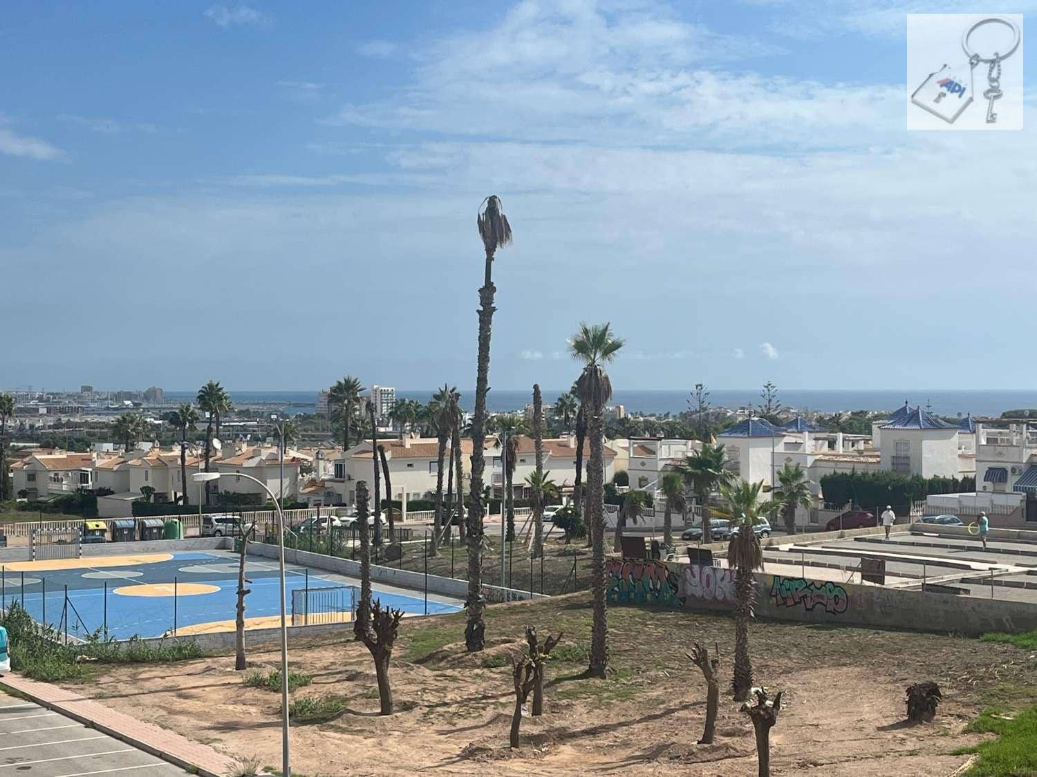 2 soveværelse Strandlejlighed til salg i Torrevieja med swimmingpool - € 175.000 (Ref: 10123386)