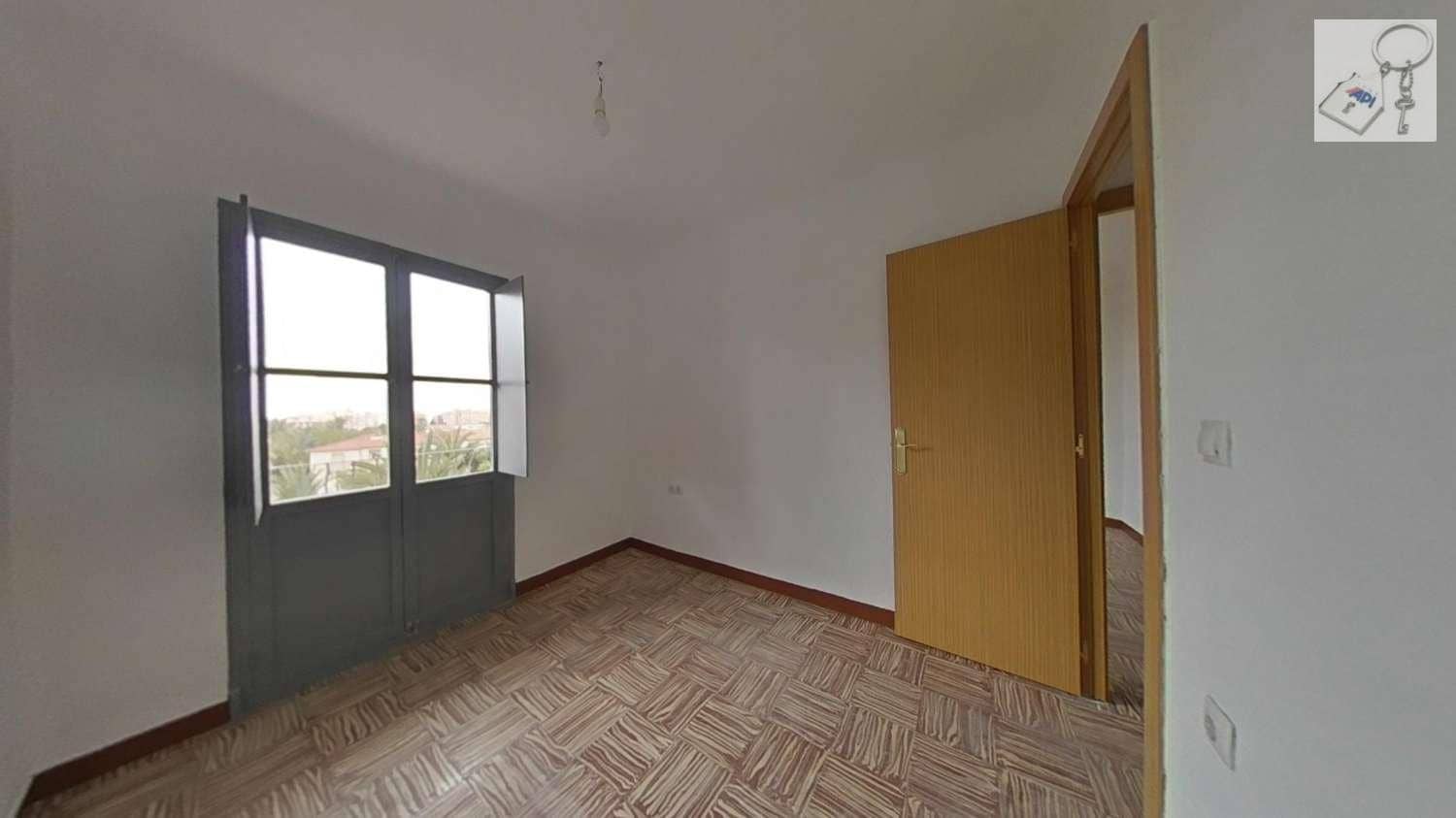 3 soverom Leilighet til salgs i Elche / Elx - € 70 000 (Ref: 10127645)