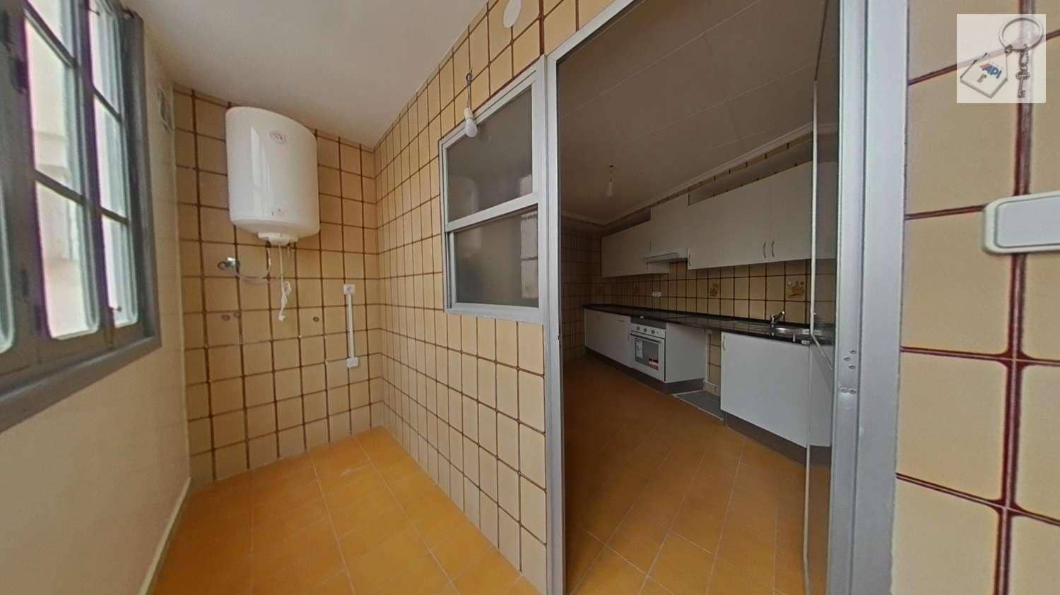 3 soverom Leilighet til salgs i Elche / Elx - € 70 000 (Ref: 10127645)