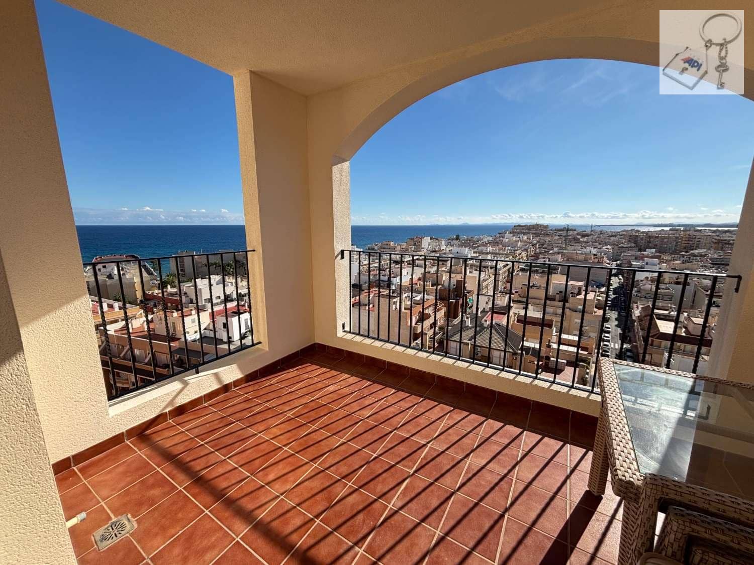 Piso de 2 habitaciones en Torrevieja en venta con piscina garaje - 299.990 € (Ref: 10162092)