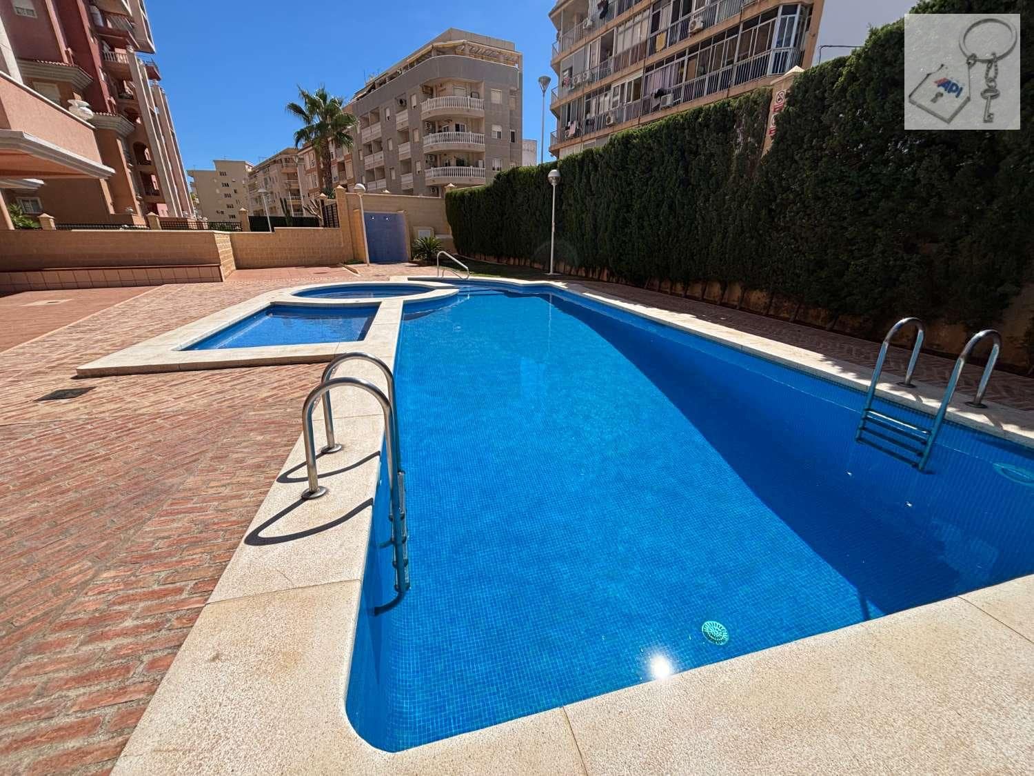 Piso de 2 habitaciones en Torrevieja en venta con piscina garaje - 299.990 € (Ref: 10162092)